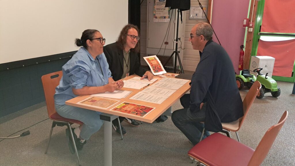 Simulation de forum de l'emploi, des stagiaires discutant autour d'une table avec des fiches métiers