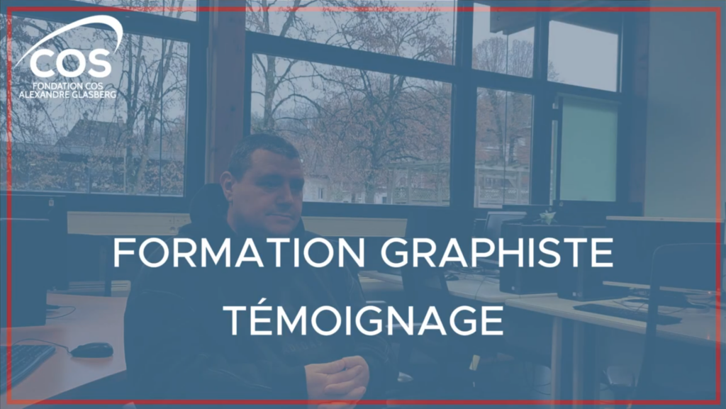 Visuel annonçant un témoignage d’un stagiaire en formation graphiste au COS CRPF, dans une salle informatique.